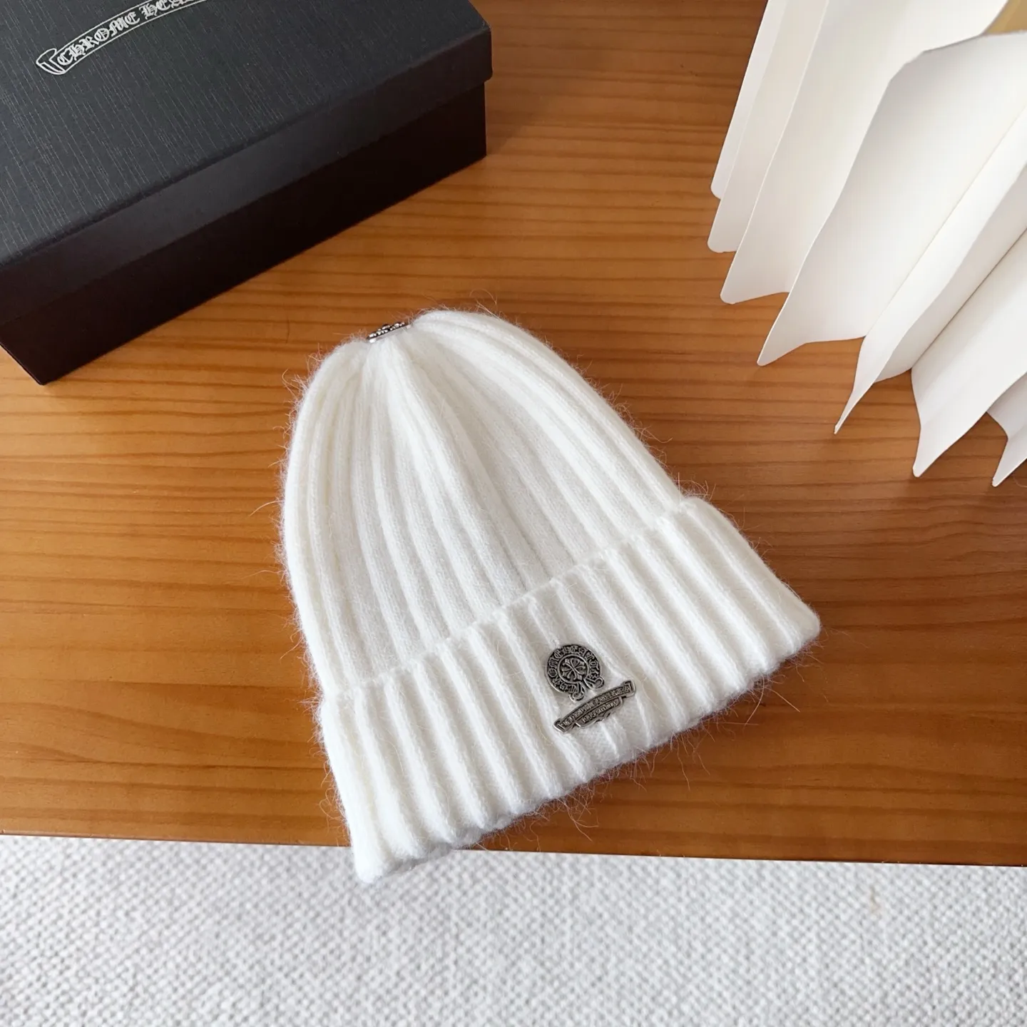 💰60 Crow Heart Autumn and Winter Wool Knitted Beanie This must be a favorite of minimalism. It is clean, neat, fashionable and versatile, and will definitely not be picky about your face shape! A fashionable classic that lasts forever! Fashionable black and white can be purchased together!